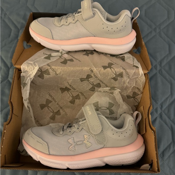 Under Armour Assert Velcro sneakers. NWT in original box. Never worn. - Picture 3 of 5